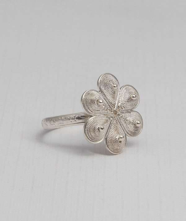 Filigree Flower Ring made by ARTEMANOS