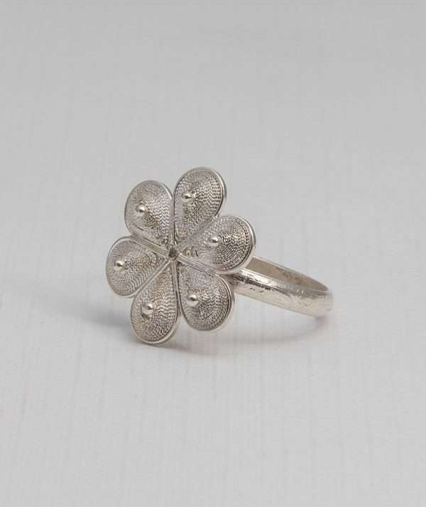Filigree Flower Ring made by ARTEMANOS