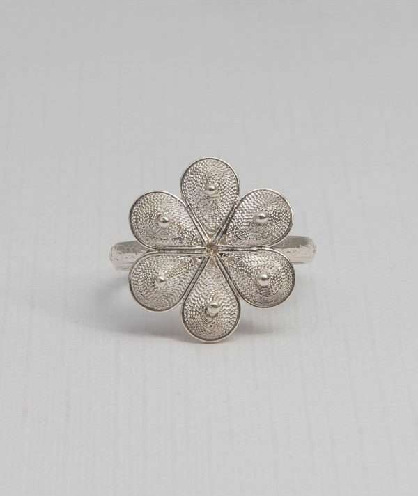 Filigree Flower Ring made by ARTEMANOS
