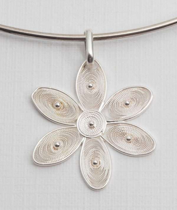 Silver Necklace with Flower Pendant made by ARTEMANOS