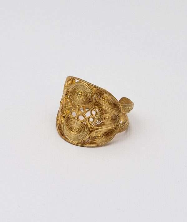 Oval Filigree Ring made by ARTEMANOS