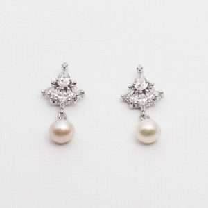 Bijou Pearl Earrings made by ARTEMANOS